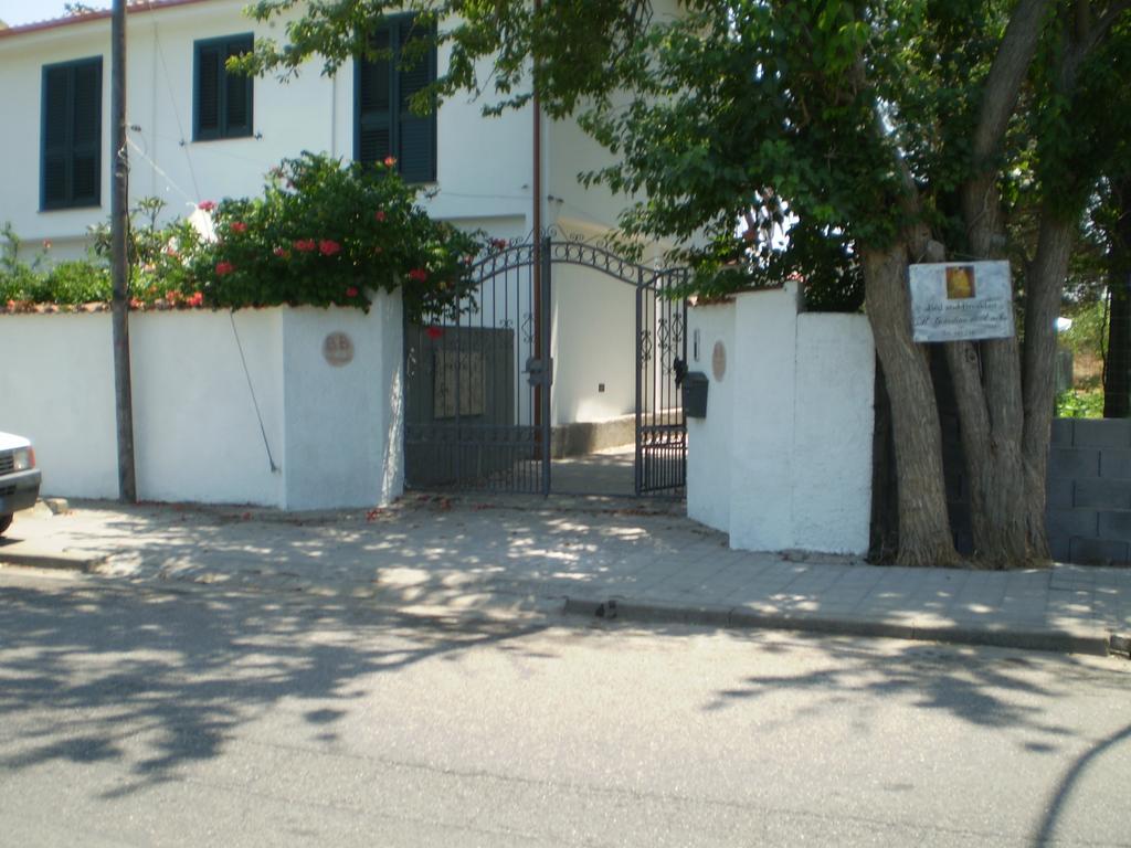 Il Giardino Di Emilio Bed & Breakfast Marrùbiu Oda fotoğraf